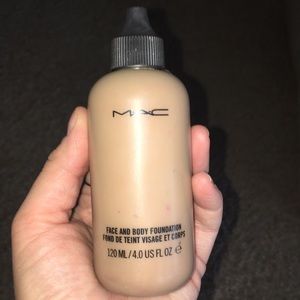 MAC Studio Face and Body Foundation 120ML